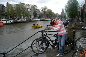 Hérika apresentando as bicicletas alugadas de Amsterdam