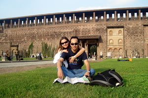 Descansando no átrio do castelo Sforzesco em Milão