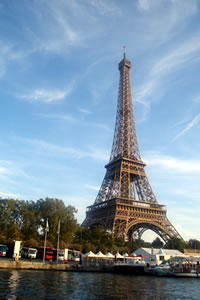 Vista da Torre Eiffel de dentro do bateau mouche