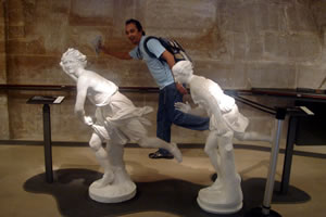 Fazendo uma graça dentro do Musée du Louvre