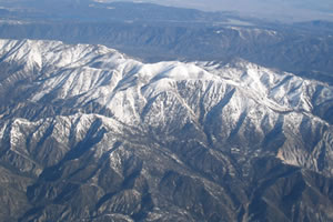 Vista aérea do gelo sobre a paisagem elevada da Califórnia